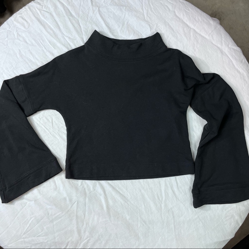 NOLI Yoga Bella Cropped Bell Sleeve Pullover Shirt